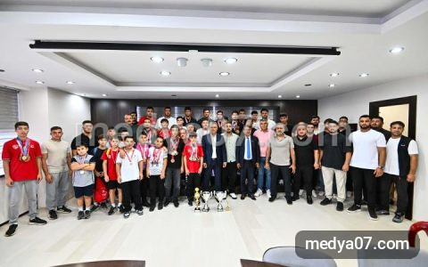 Başkan Uysal Muratpaşa Belediyespor güreşçileriyle bir araya geldi