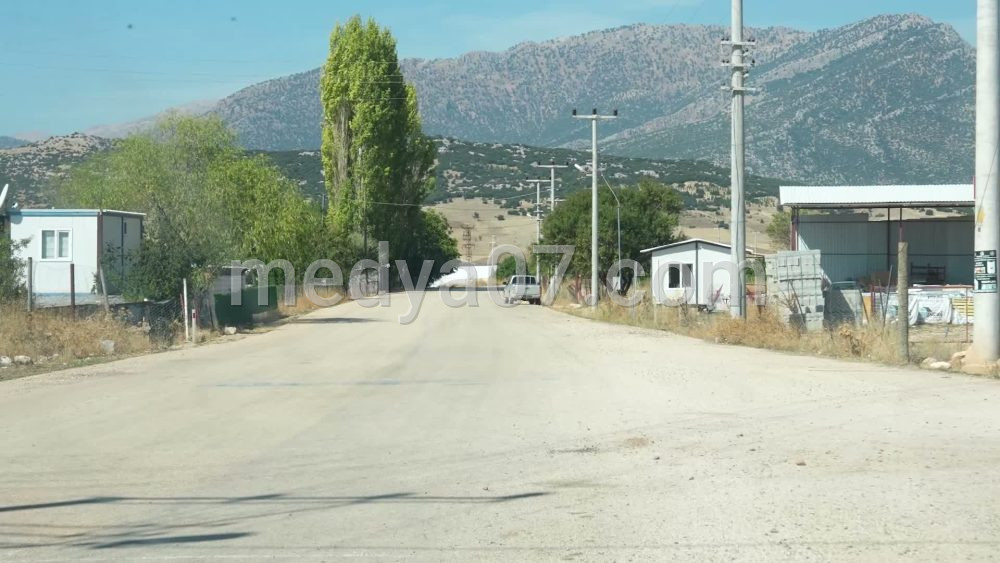 Antalya Büyükşehir Belediyesi’nden Elmalılı üzüm üreticilerine makine desteği