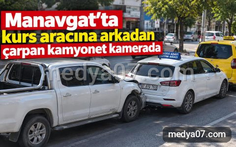 Manavgat’ta kurs aracına arkadan çarpan kamyonet kamerada