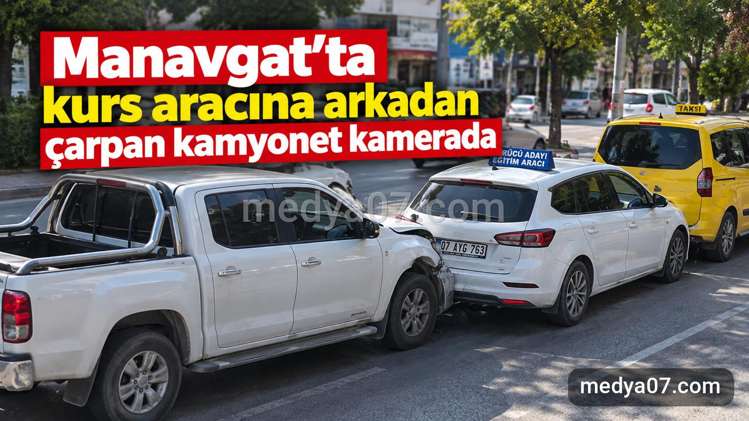 Manavgat’ta kurs aracına arkadan çarpan kamyonet kamerada