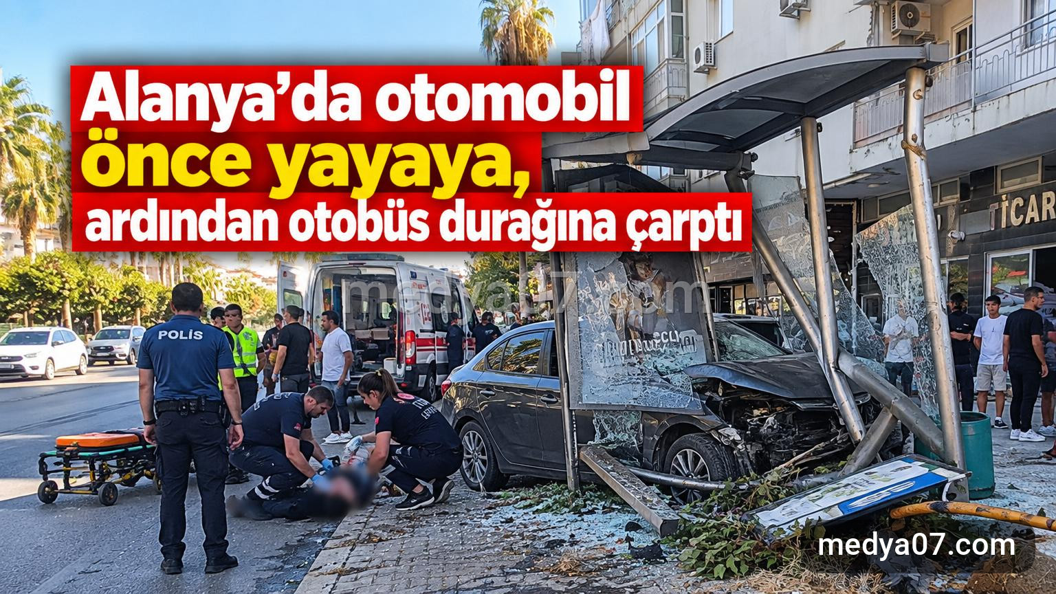 Alanya’da otomobil önce yayaya, ardından otobüs durağına çarptı