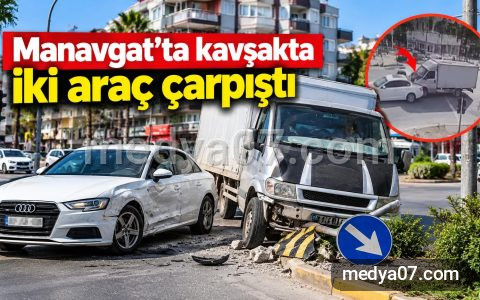 Manavgat’ta kavşakta iki araç çarpıştı