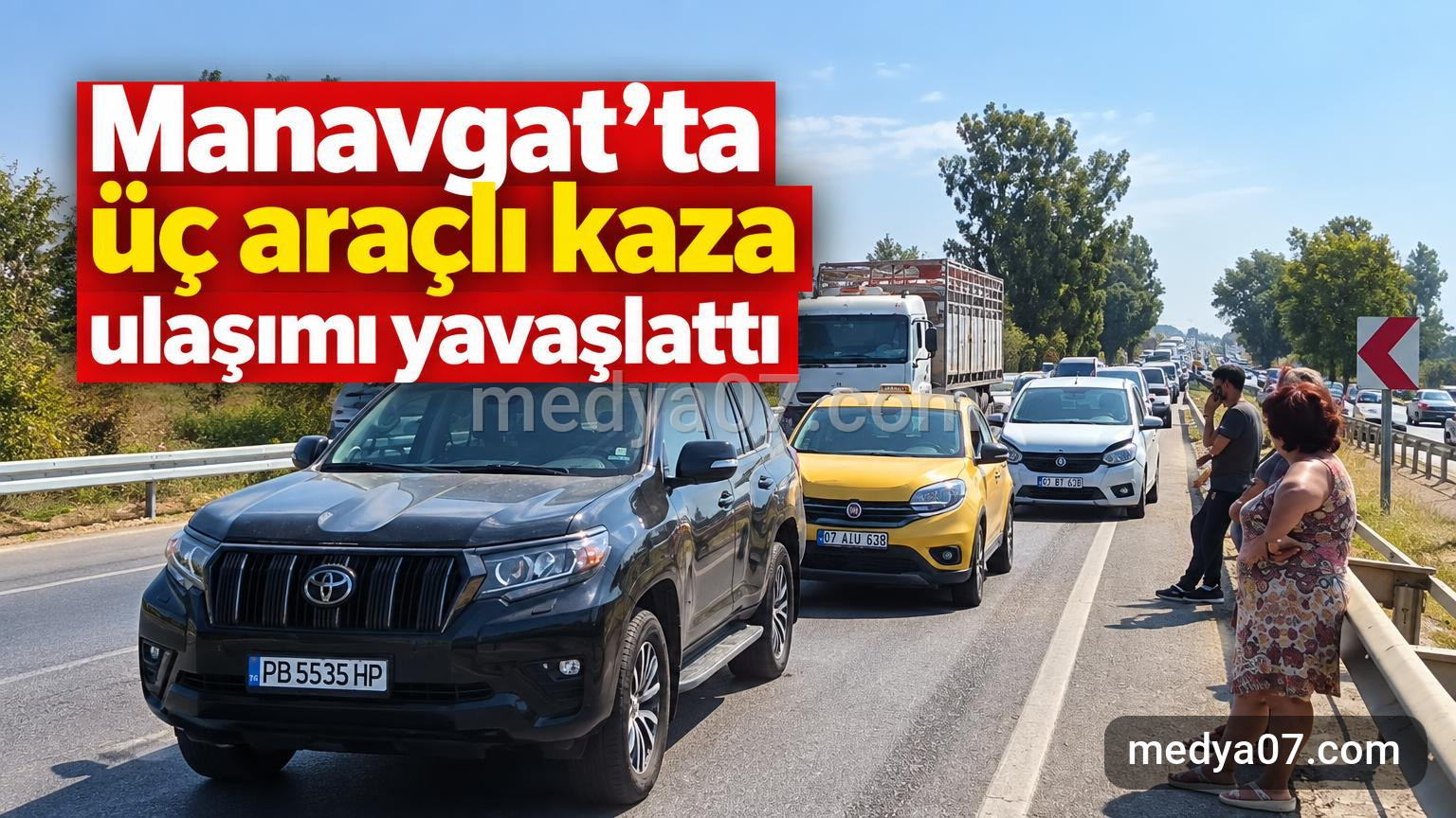 Manavgat’ta üç araçlı kaza ulaşımı yavaşlattı