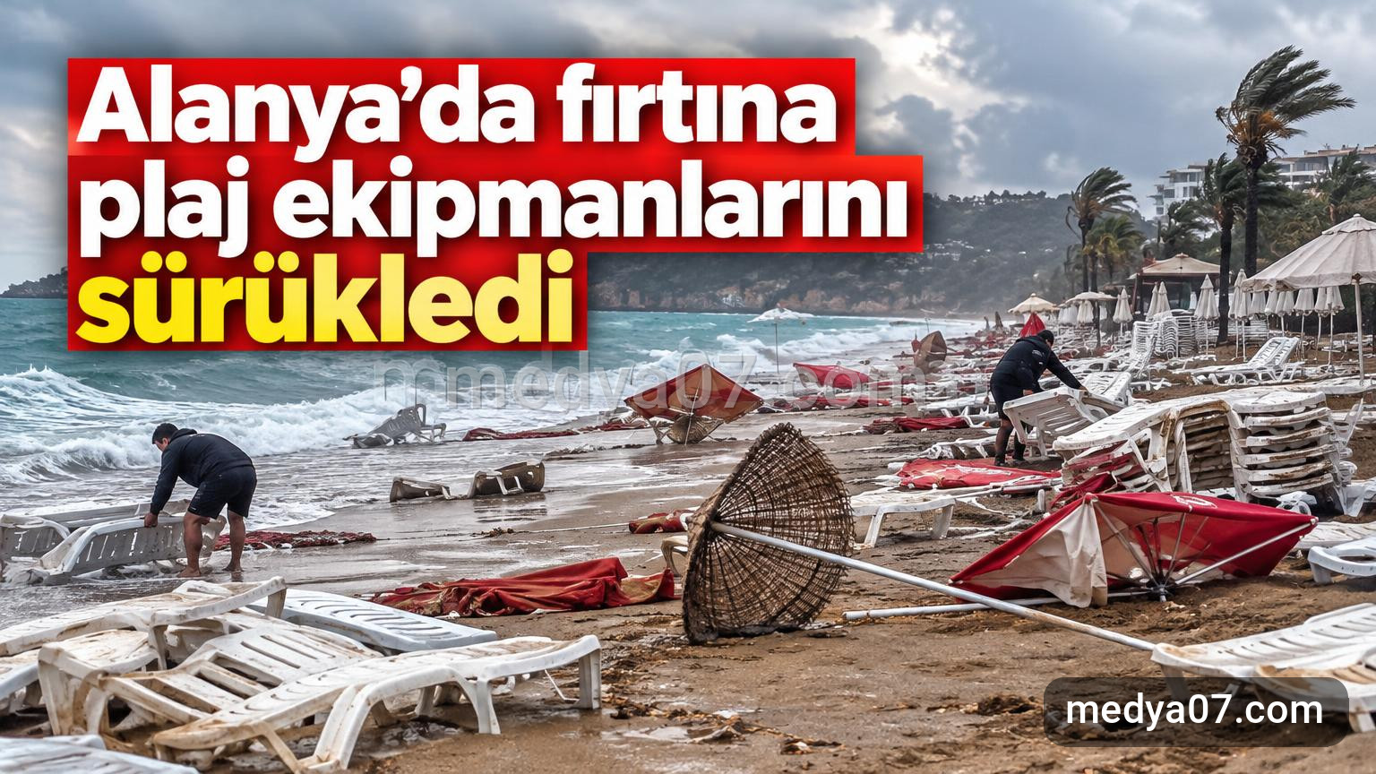 Alanya’da fırtına plaj ekipmanlarını sürükledi