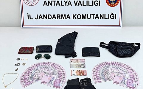Antalya Döşemealtı’nda cezaevi otoparkındaki hırsızlıkta 2 şüpheli tutuklandı