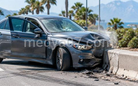 Antalya’da Seyir Halindeki Otomobilin Refüje Çarpmasıyla Meydana Gelen Trafik Kazası