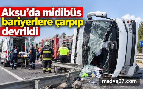 Aksu’da midibüs bariyerlere çarpıp devrildi