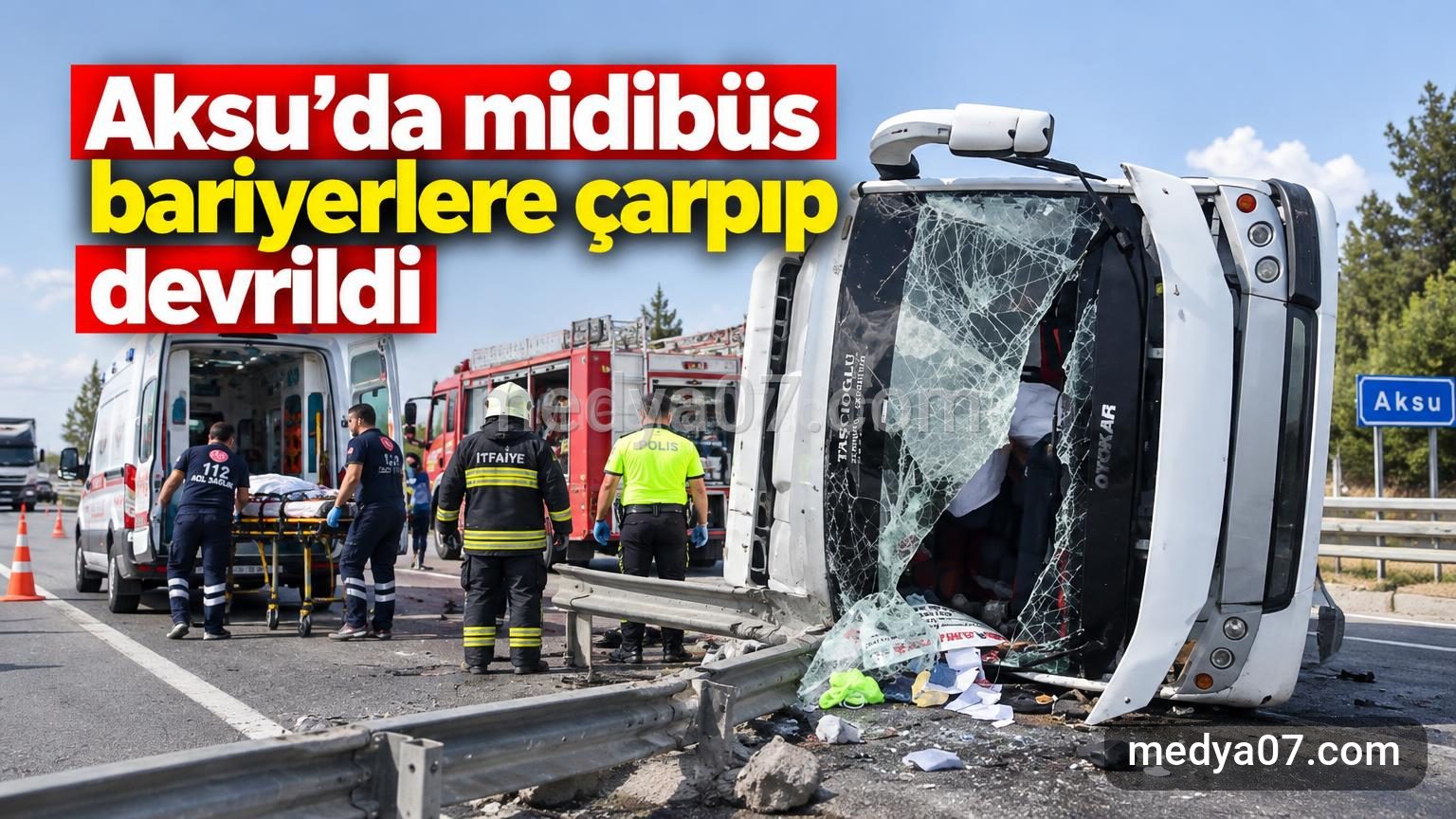 Aksu’da midibüs bariyerlere çarpıp devrildi