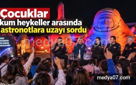 Çocuklar kum heykeller arasında astronotlara uzayı sordu