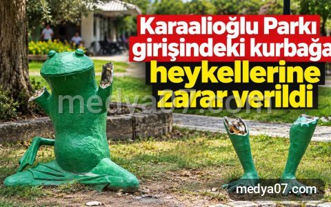 Karaalioğlu Parkı girişindeki kurbağa heykellerine zarar verildi