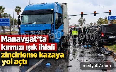 Manavgat’ta kırmızı ışık ihlali zincirleme kazaya yol açtı