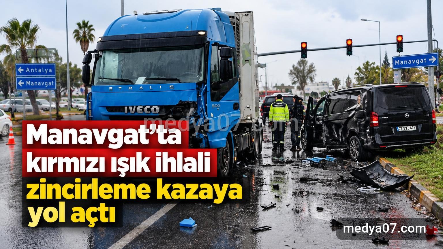 Manavgat’ta kırmızı ışık ihlali zincirleme kazaya yol açtı