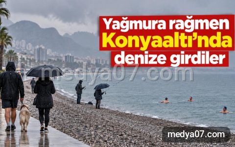 Yağmura rağmen Konyaaltı’nda denize girdiler