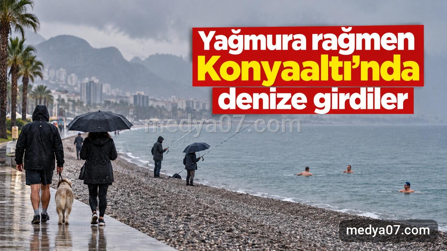 Yağmura rağmen Konyaaltı’nda denize girdiler